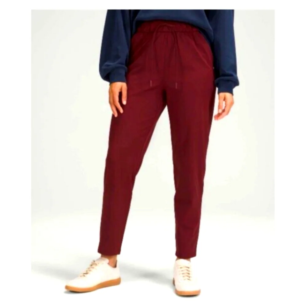 Lululemon Stretch High Rise Jogger pants in  Red Merlot Luxtreme
